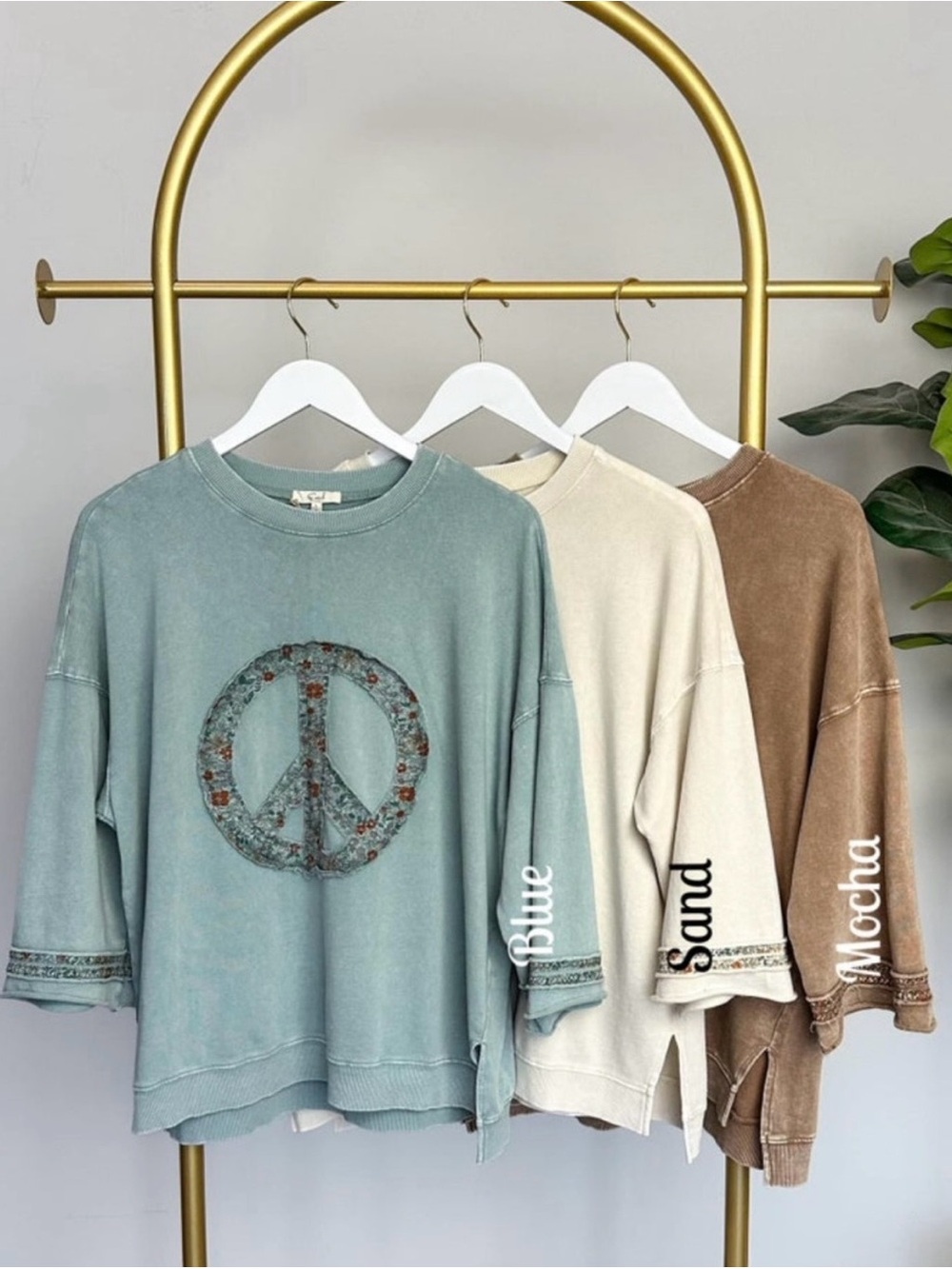 Easel Peace top - Cream